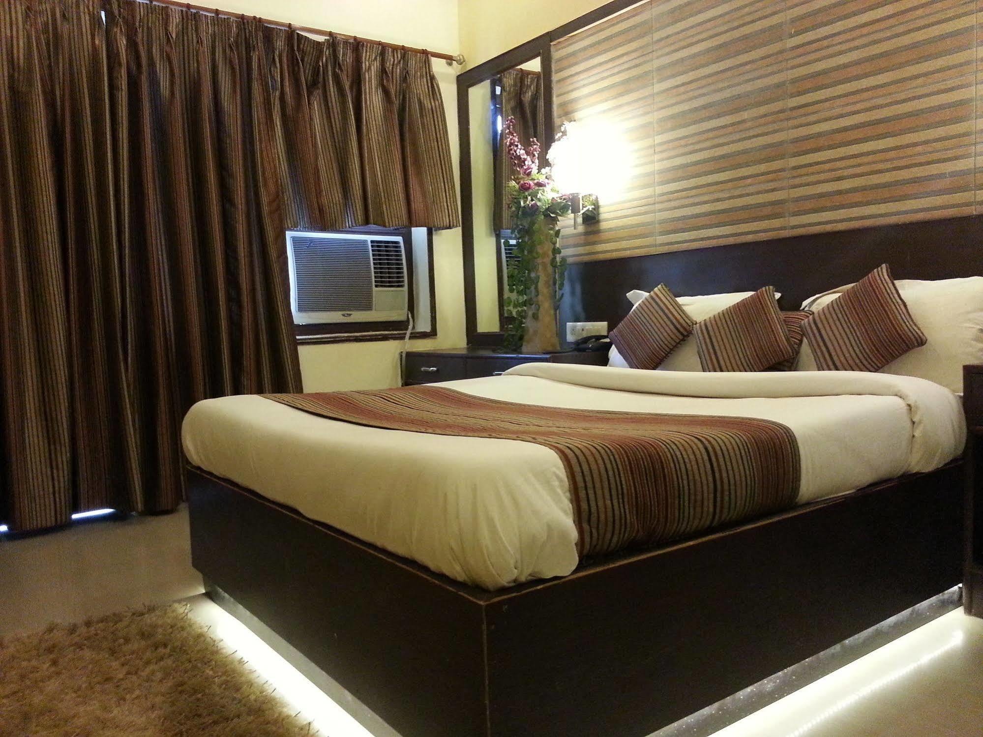 Hotel Varuna Varanasi Exterior foto